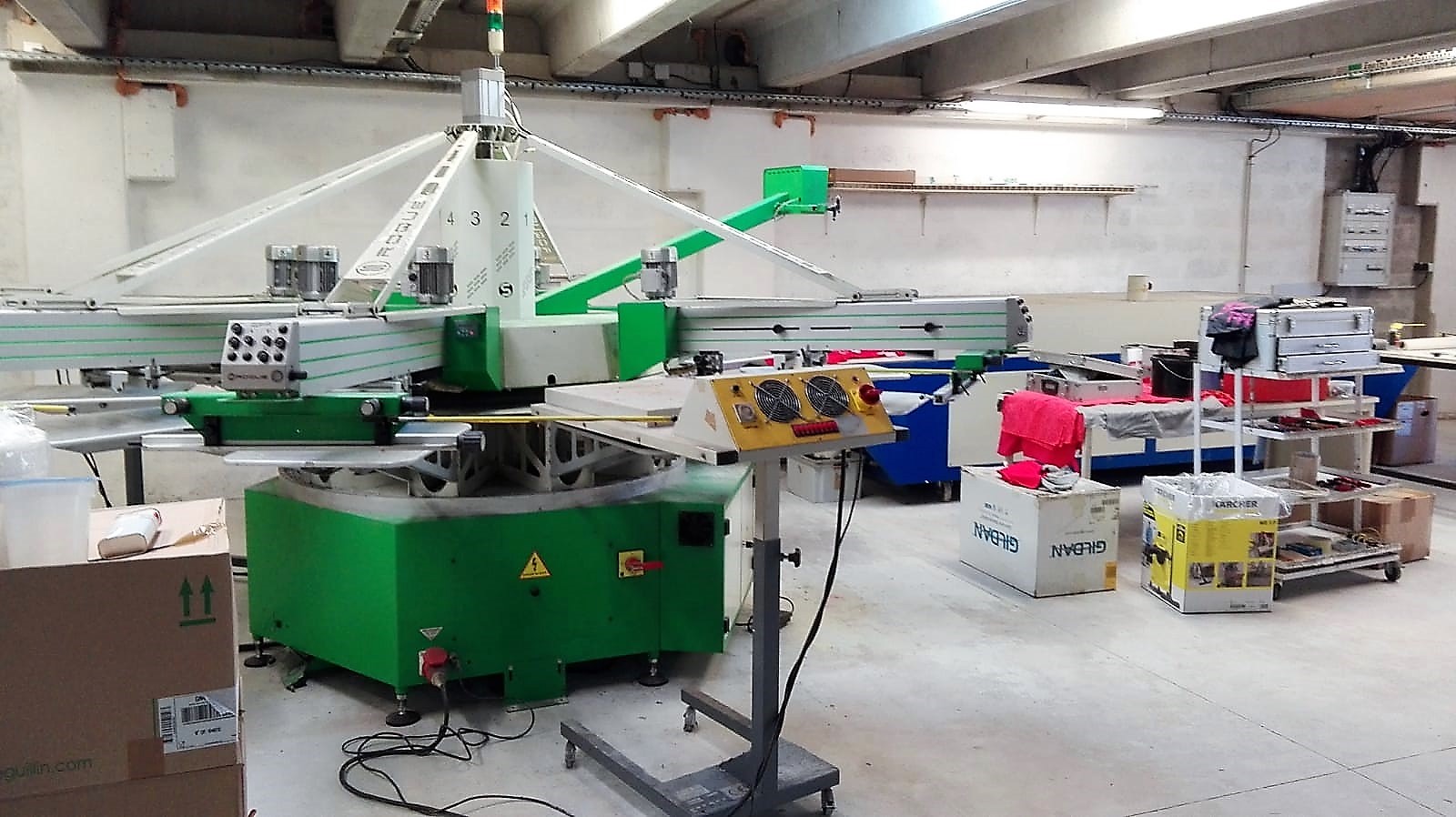 Carrousel de sérigraphie ROQ dans l’atelier Tee time à Antibes